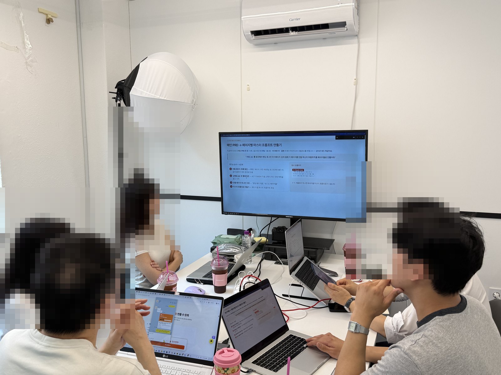 수료생들이 한자리에 모여 함께 실습하는 오프라인 AI 스터디 현장